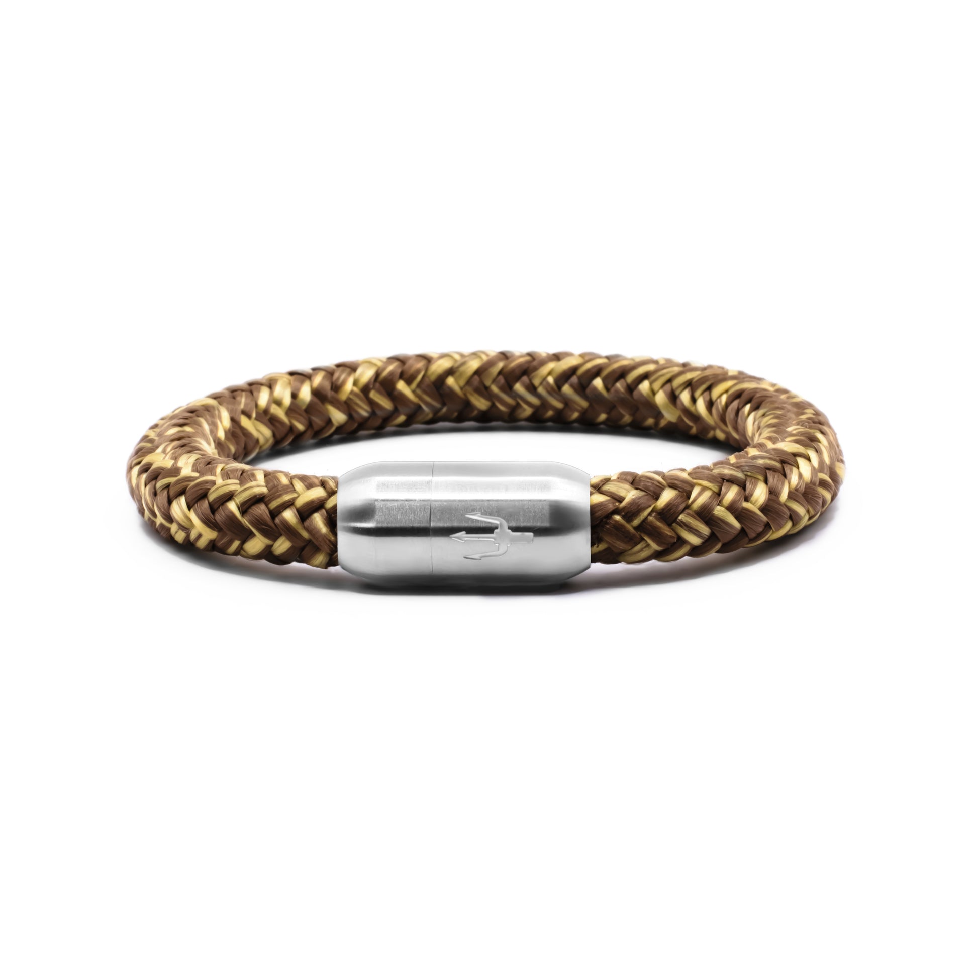 Braun-goldenes geflochtenes Segeltauarmband mit Edelstahl-Power-Magnetverschluss und Dreizack-Gravur – Nautic Force Amber Dune, maritimer Schmuck für Damen & Herren.