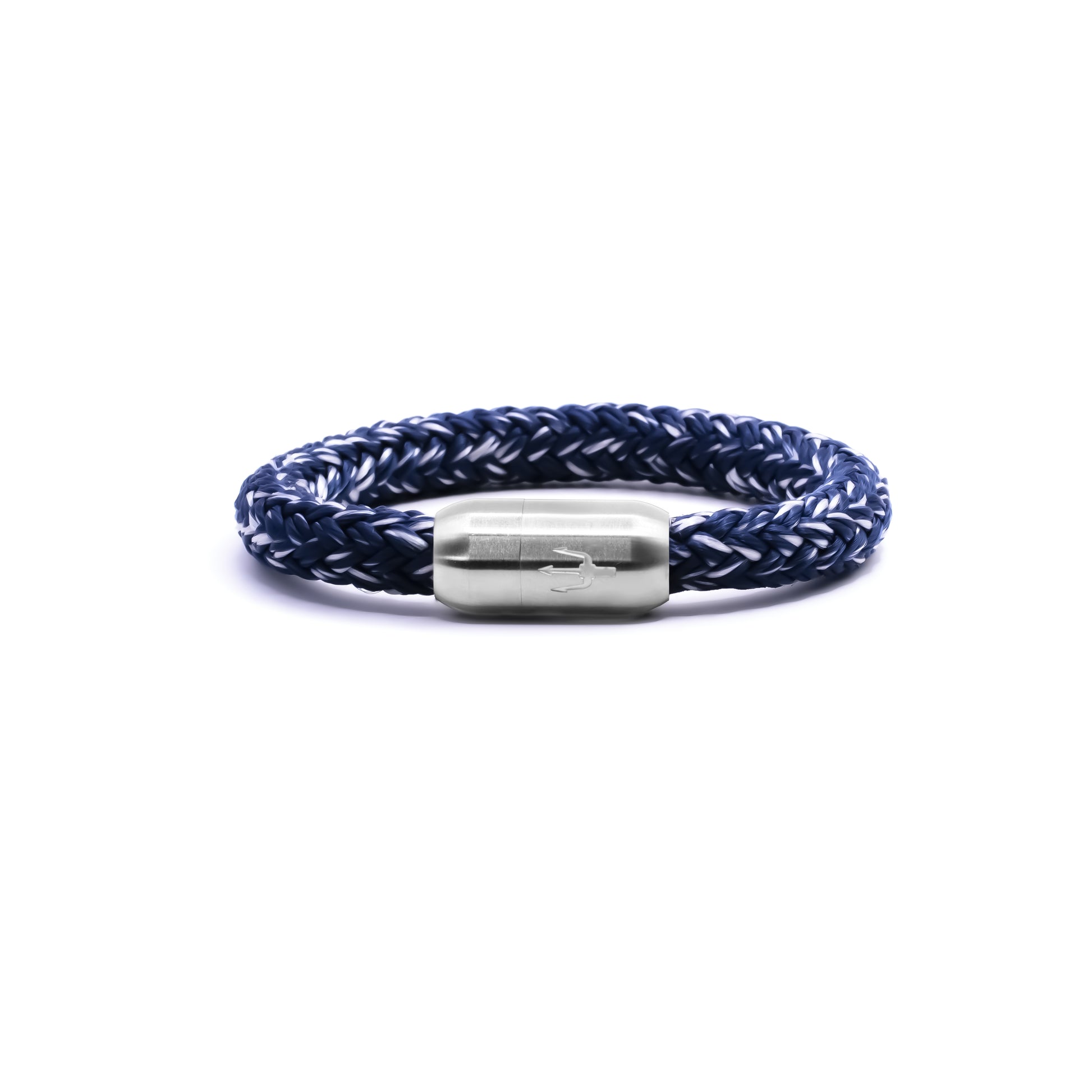 “Dunkelblau-weiß geflochtenes Segeltauarmband mit Edelstahl-Power-Magnetverschluss und Dreizack-Gravur – Nautic Force Ocean Wave, maritimer Schmuck für Damen & Herren.”