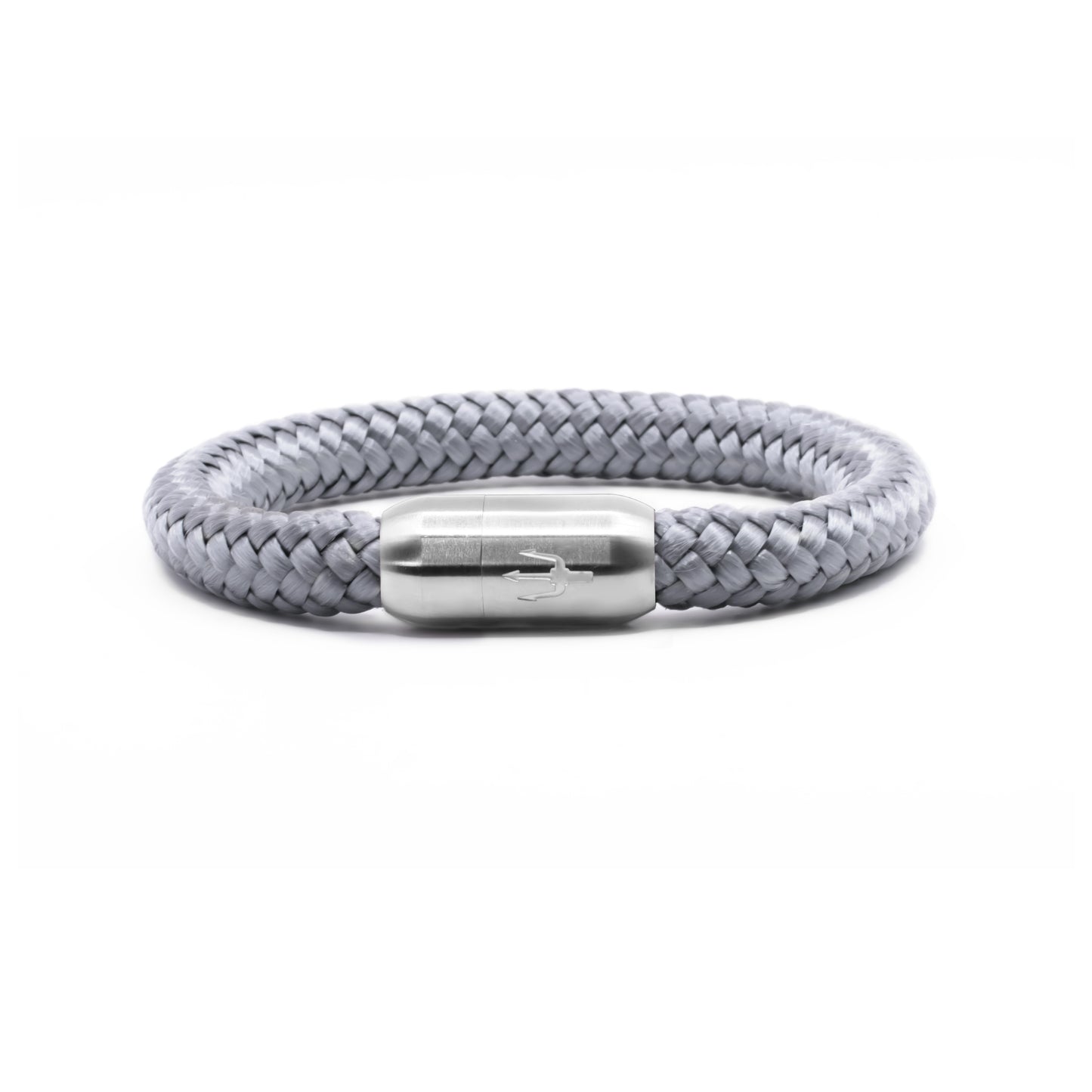 Silbergraues geflochtenes Segeltauarmband mit Edelstahl-Power-Magnetverschluss und Dreizack-Gravur – Nautic Force Silver Crest, maritimer Schmuck für Damen & Herren.